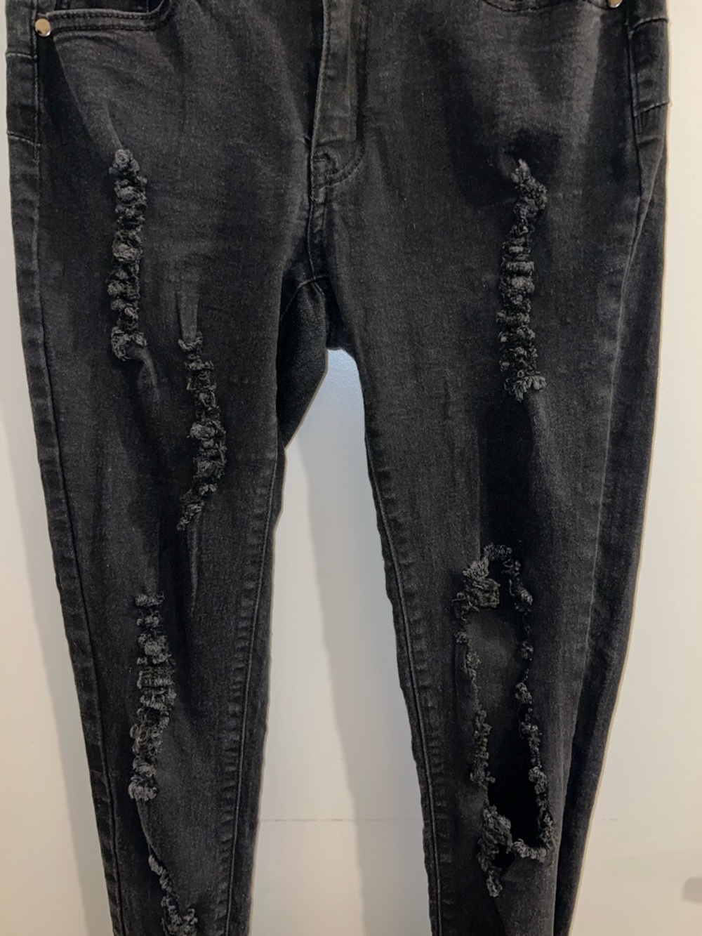 Distressed jeans - Picture 2 of 4
